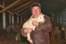 фермер козленок на руках